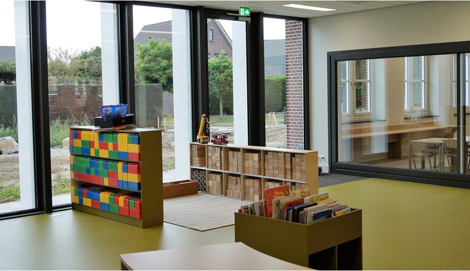 Het leerplein is een open ruimte op de benedenverdieping die door de puien in de lokalen in verbinding staat met de lokalen. Functie is spel