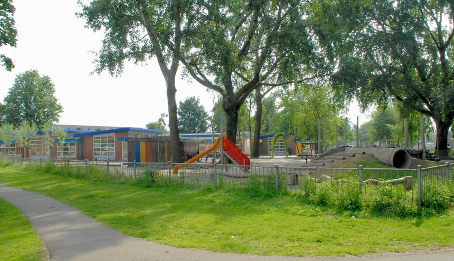 De school is gelegen op één van de mooiste plekjes van Meppel. Aan de Wold Aa en de Oude Vaart. Met een prachtig speelplein.