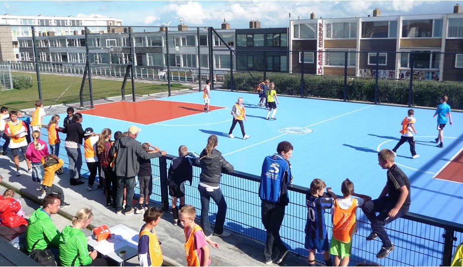 Op het bovenplein kunnen de leerlingen sporten in de basketbal/voetbalkooi. Ook worden hier voetbaltoernooien gehouden en basketbalclinics.
