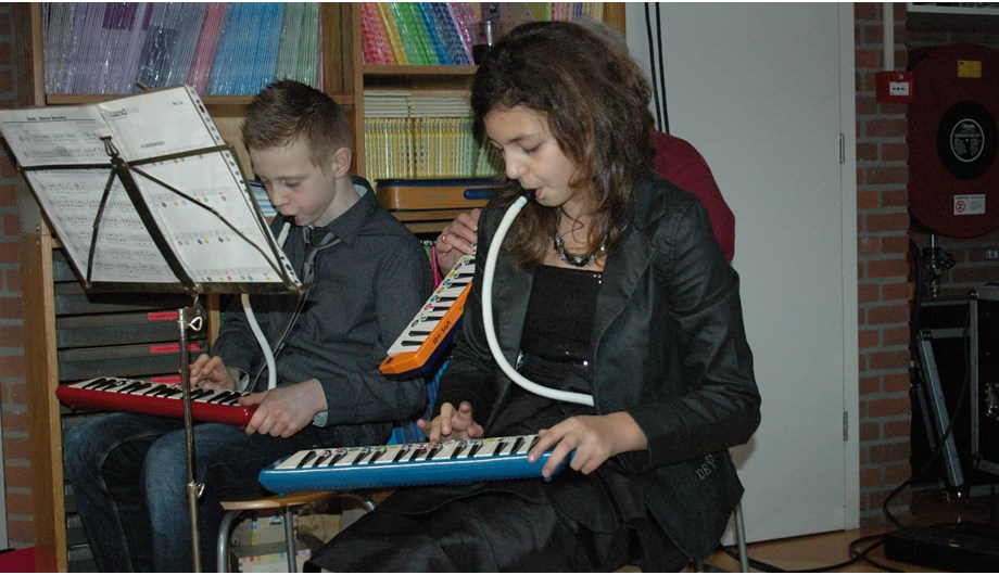 kinderen verzorgen de muzikale ondersteuning bij de vieringen op school