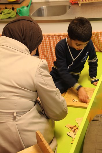 Groep 1 t/m 4 heeft een startkwartier waarin ouders samen met hun kind een activiteit doen in de klas. 