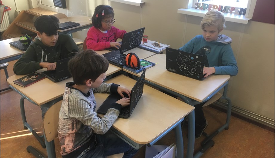Vanaf groep 4 werken alle leerlingen met een Chromebook. Zo kunnen wij ons onderwijs nog beter afstemmen op het niveau van de leerling.
