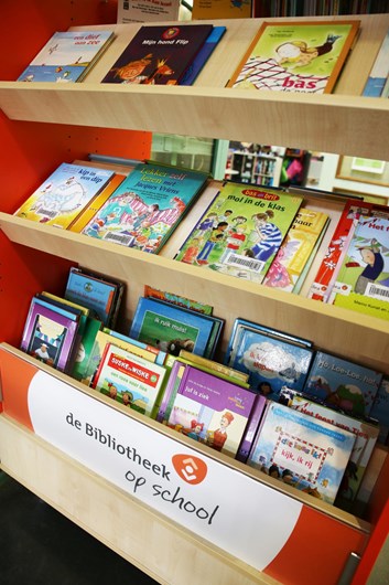 Ouders helpen ons bij de bibliotheek. Voor kinderen is er een uitgebreide collectie aan Nederlandse- en Engelstalige boeken.