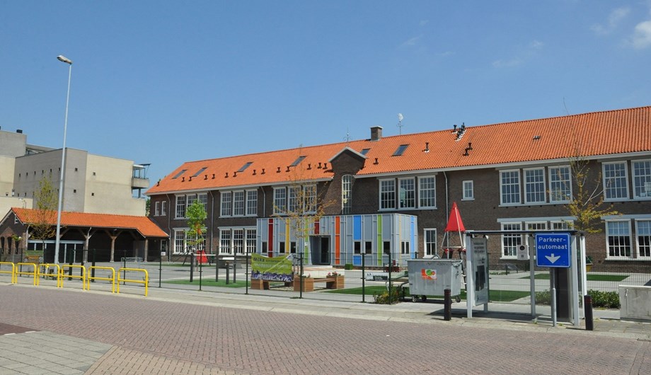 De Teresiaschool werkt samen met de kinderopvang Mikz en vormt samen het Kindcentrum Teresia en ligt in het hart van Waalwijk. 