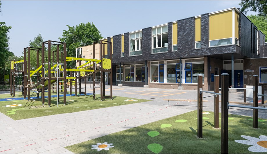 Het schoolplein is in schooljaar 2020-2021 volledig vernieuwd. Ook buiten is er sprake van een uitdagende speelleeromgeving.  