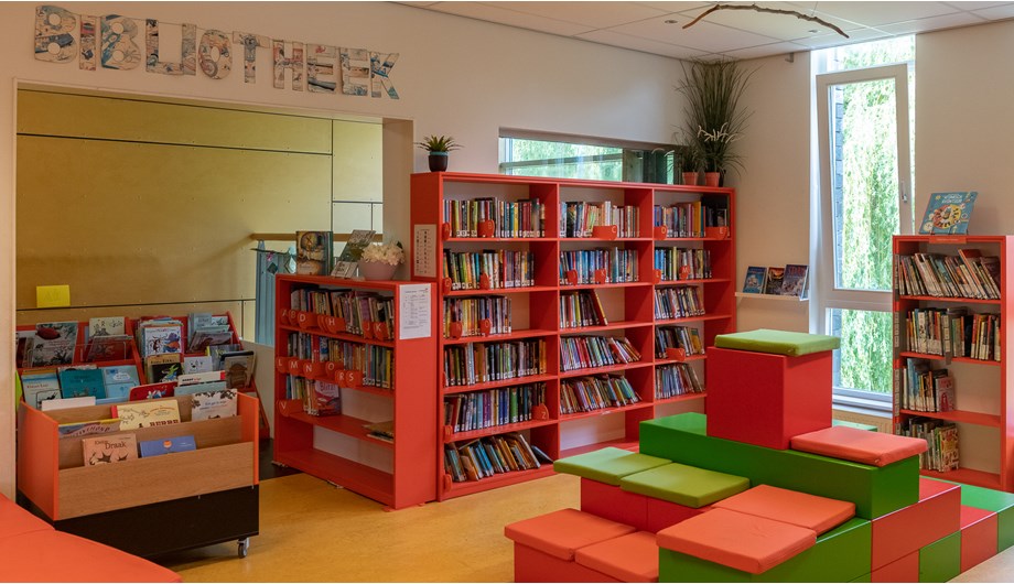 We zijn trots op onze mooie schoolbibliotheek met een prachtige collectie kinderboeken.