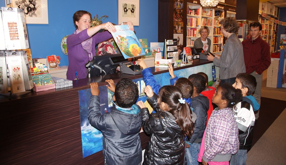 We zijn een echte taalschool. Hier bezoeken kinderen de boekwinkel.