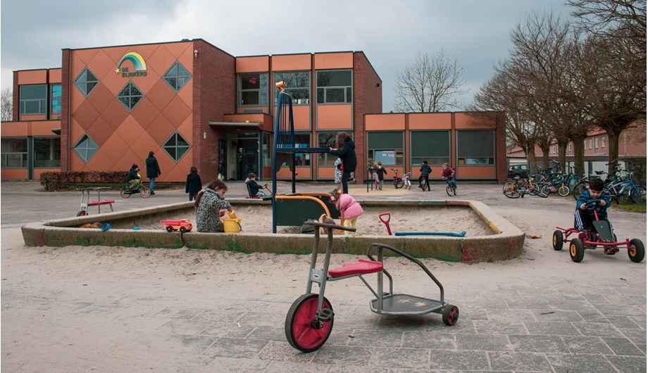 De Blinkerd is gehuisvest in Kindcentrum De Komeet midden in de wijk De Ruwaard