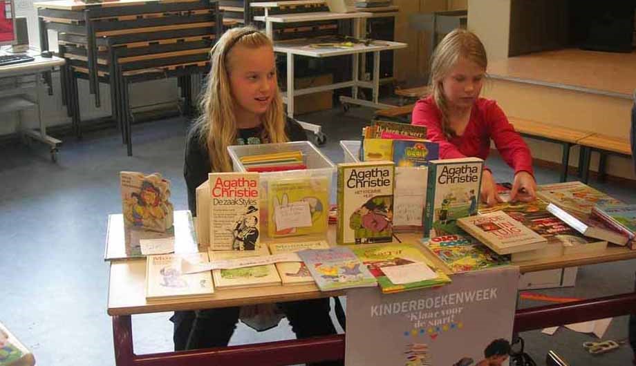 Tijdens de kinderboekenweek mochten de kinderen hun boeken te koop aanbieden.
