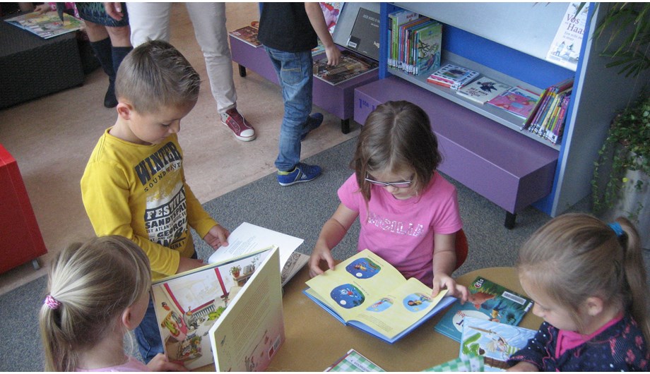 In onze school ligt een echte bibliotheek, waarmee wij de kinderen stimuleren om te lezen.