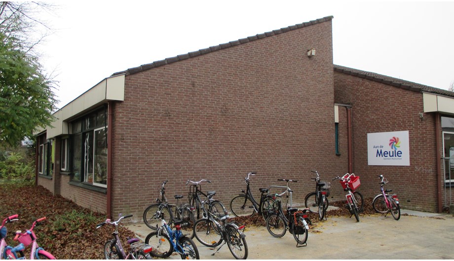 Ons gerenoveerde schoolgebouw bestaat uit een groot schoolplein, 10 leslokalen, 1 computerruimte, 1 speelzaal, een BSO-ruimte en veel gang.
