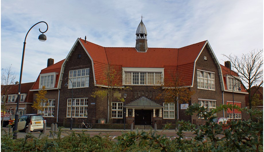 Modern onderwijs in een monumentaal schoolgebouw, in een rustige woonwijk.