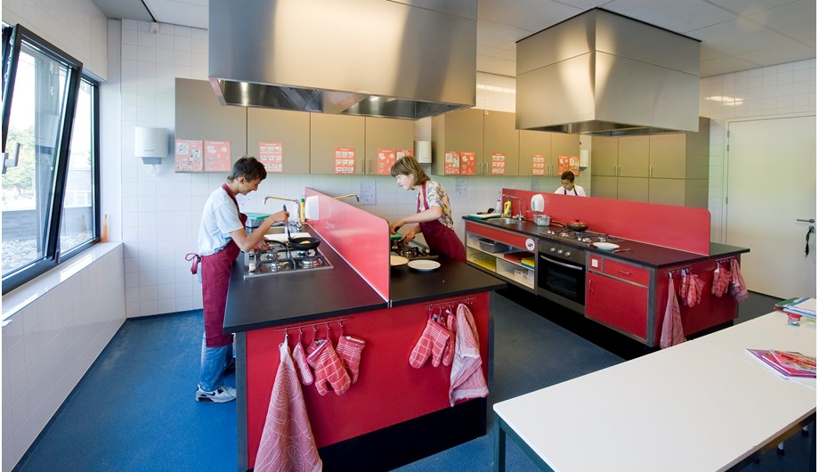 Deze keuken is één van de vele praktijkruimtes aan de Zandlaan waar onze leerlingen kunnen leren door te doen.