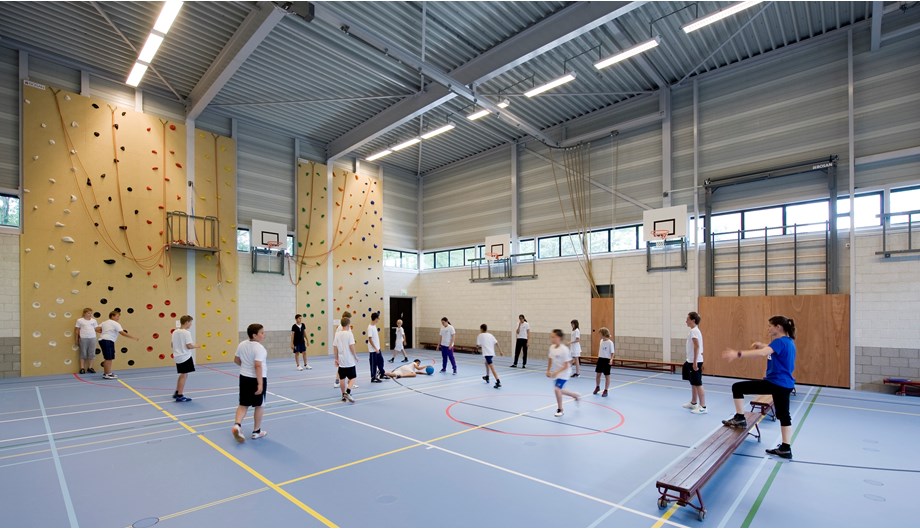 Ook de naast de school gelegen nieuwe sportzaal beschikt over alle moderne faciliteiten. 