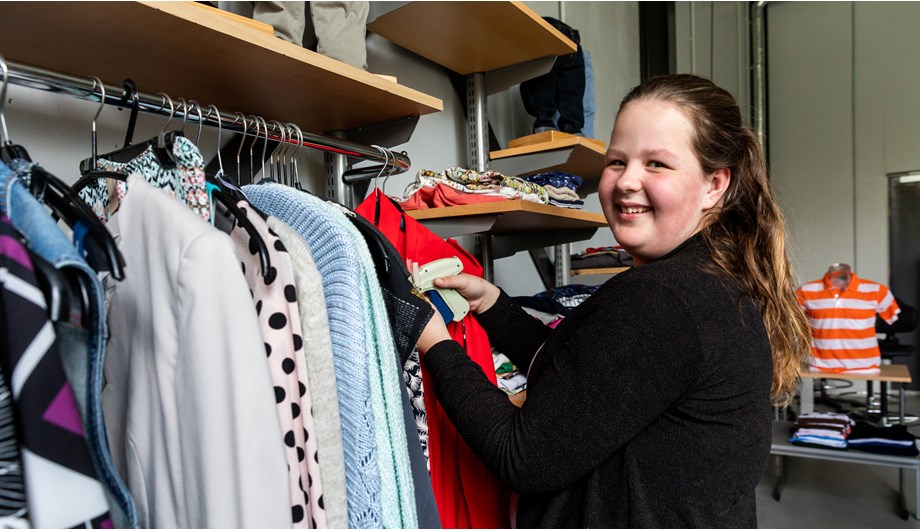 Leren omgaan met klanten in de eigen winkel in tweedehands kleding.