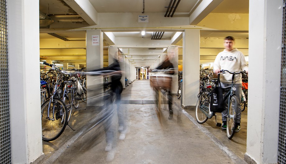 In de fietsenkelder kunnen de fietsen veilig en droog staan. Er is tevens oplaad gelegenheid voor electrische fietsen. 