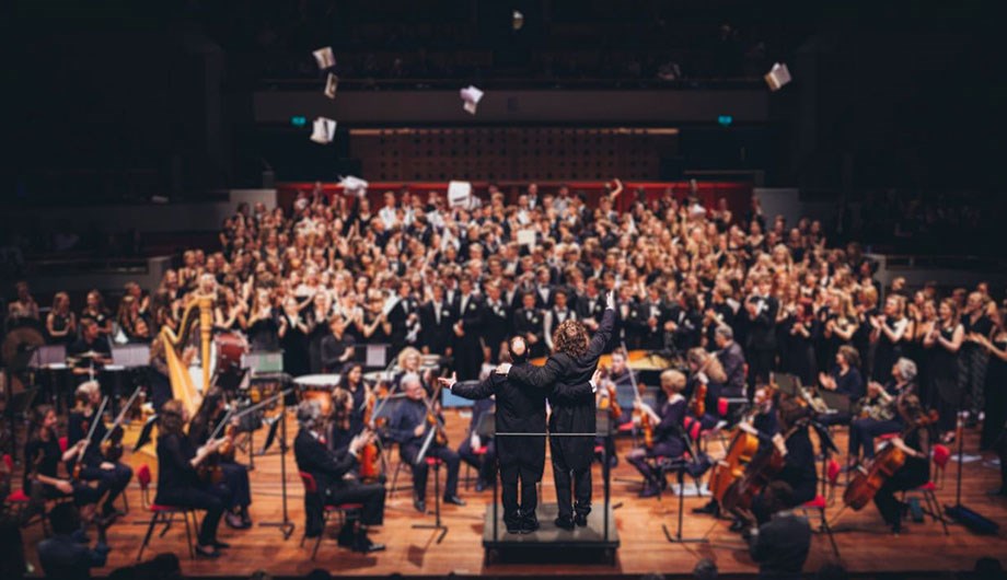 Jaarlijks geven alle leerlingen van de hoogste drie leerjaren een koorconcert in TivoliVredenburg.