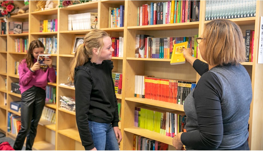 In het open leercentrum kunnen leerlingen zelfstandig werken of lekker lezen.