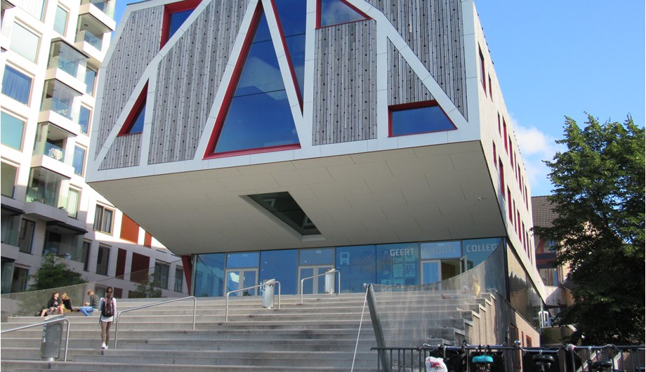 Leerlingen hebben les in een modern en licht gebouw in Amsterdam-Zuid.
