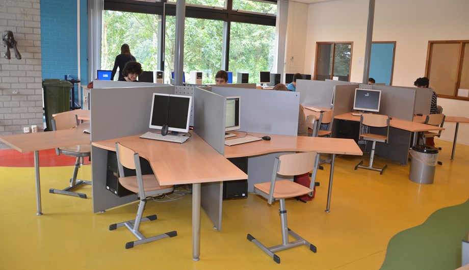 Het open leercentrum is een ruimte waar leerlingen individueel of in groepjes kunnen werken tijdens tussenuren of 'onderwijs anders-tijd. 