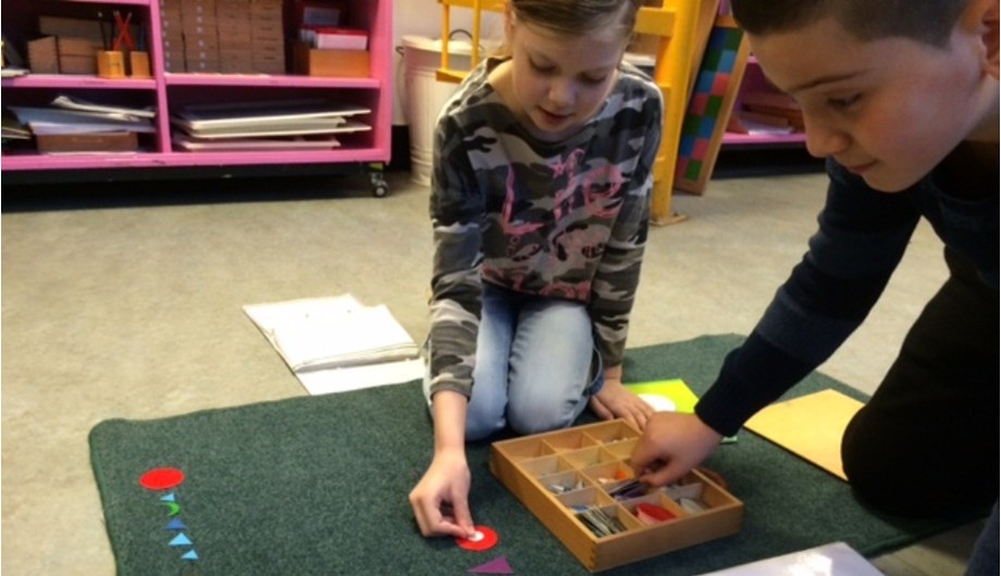 Er wordt volop gewerkt met Montessori materiaal.
