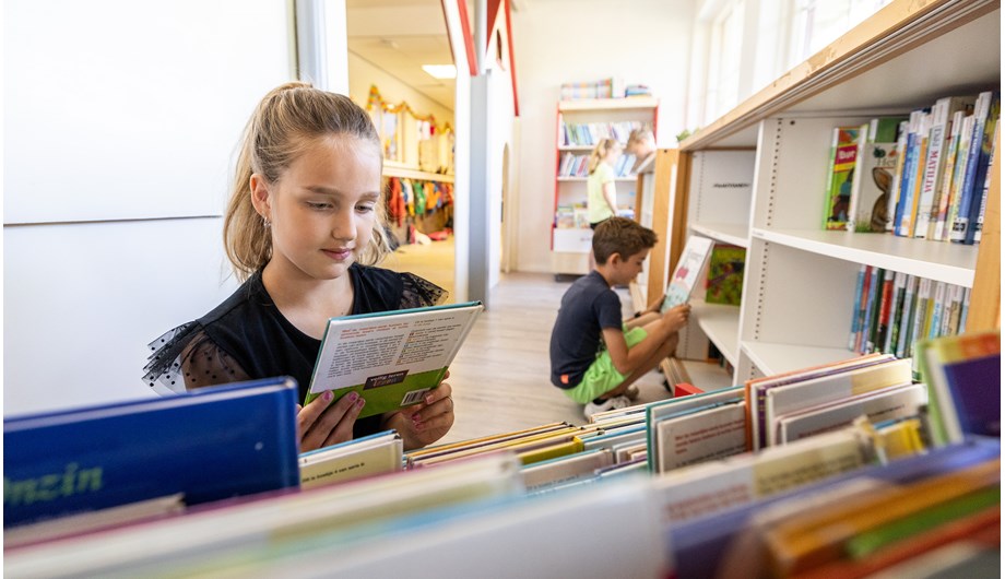 Lezen is belangrijk! Elke dag lezen we een half uur. We zorgen voor een goed aanbod in onze eigen bibliotheek.