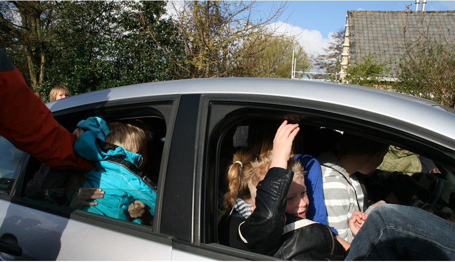 Hoeveel kinderen passen er in de auto van de directeur? Rekenen doen we uit de boekjes en ook door het te ervaren...
