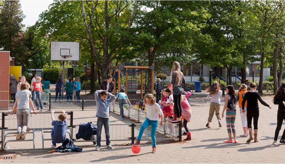 Kinderen van de school en de buurt spelen graag op ons schitterende, lommerrijke schoolplein.