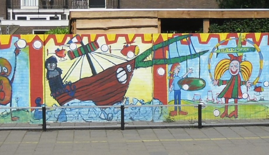 De muurschildering vertegenwoordigt de ontwikkeling van kinderen van 4 t/m 12 jaar (basisschoolleeftijd).