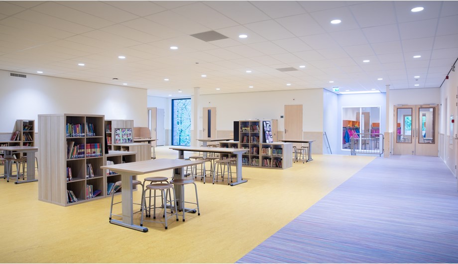 Boven in de hal is er ruimte voor leerlingen om te werken in de bibliotheek.
