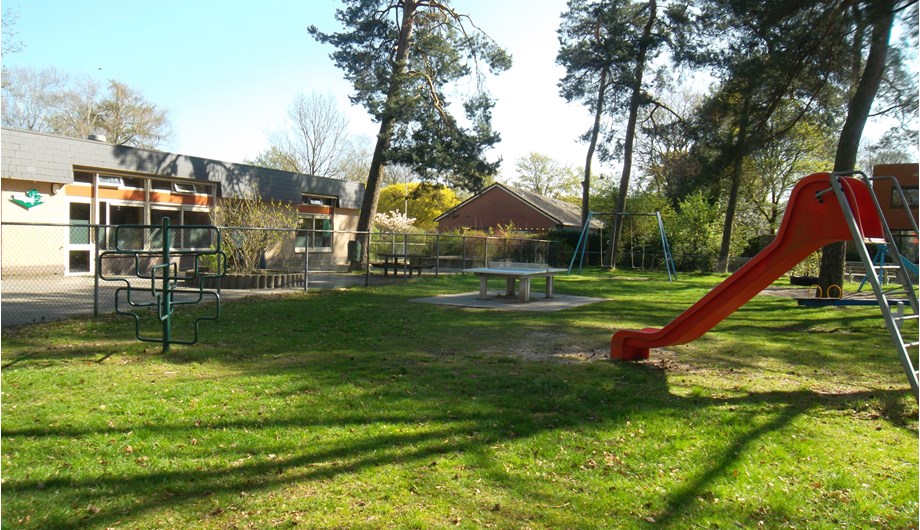 Leerlingen kunnen in een prachtige groene omgeving buiten heerlijk skelteren, voetballen of in de speeltuin spelen.