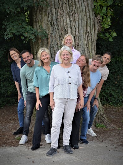 vlnr: Janke, Aizo, Hilda, Sietske, Yvonne Tineke Marjan, Louwrents
In het midden: Tineke