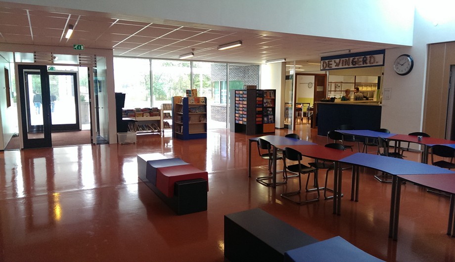 De centrale hal wordt gebruikt als gezamenlijke ontmoetingsruimte en voor teambijeenkomsten. Ook de schoolbibliotheek is hier te vinden.