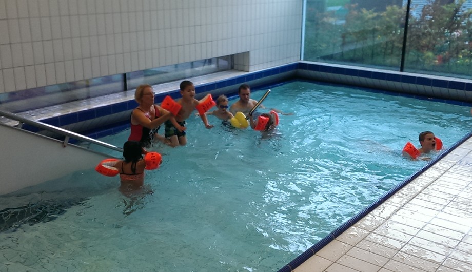 De jongste leerlingen zwemmen op school in het kader van 'watergewenning'.