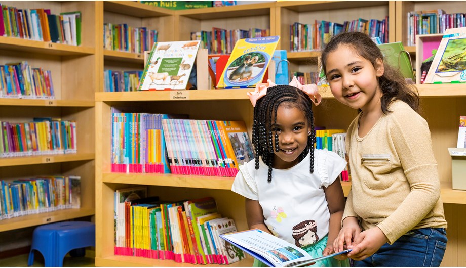 Iedere dag is de bibliotheek geopend waar kinderen uit een rijk aanbod kunnen kiezen. 