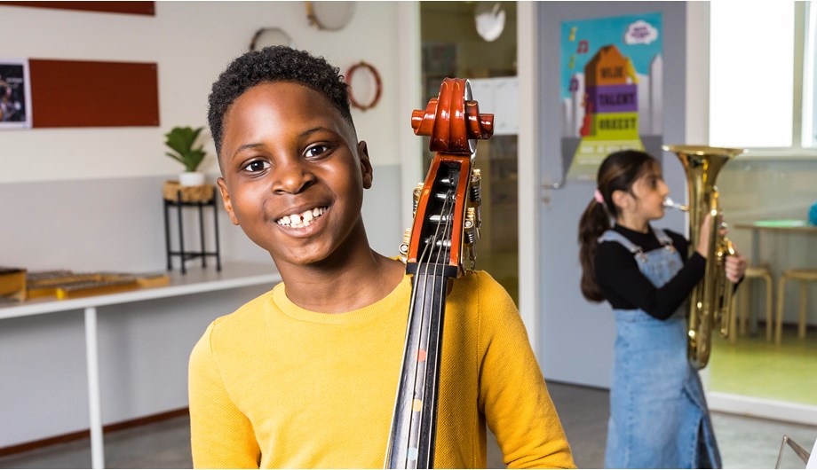 De kinderen krijgen vanaf groep 5 wekelijks les op een instrument bij het Leerorkest (contrabas, dwarsfluit, bariton of viool).