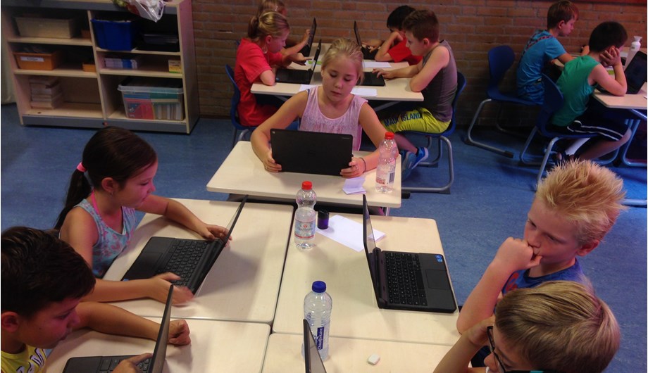 Vanaf groep 5 t/m 8 werken de
leerlingen met Chromebooks. Zoals
de verwerking van rekenen en begrijpend lezen.