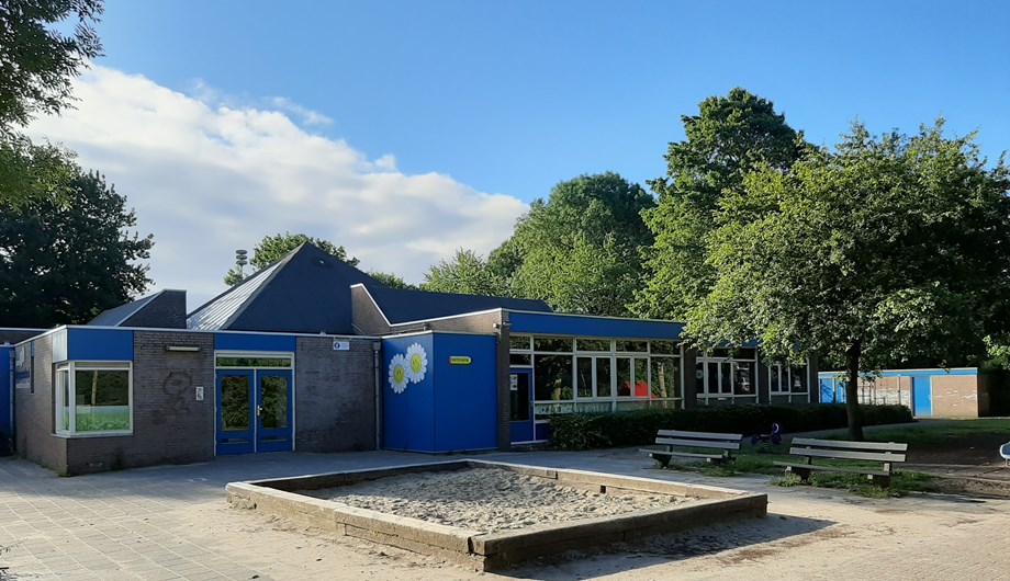 Onze school heeft 2 gebouwen. De midden- en bovenbouw is gehuisvest in de Aardbeigaarde. 
