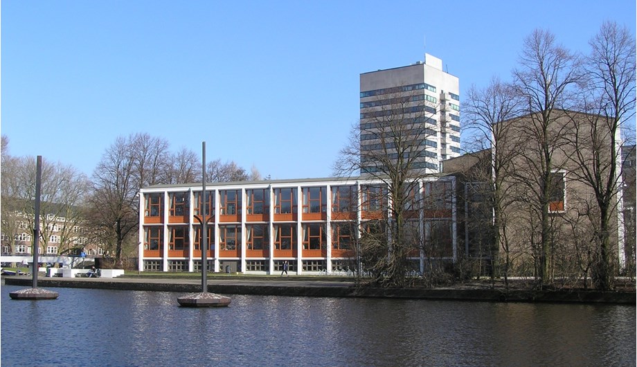 De school bevindt zich op een unieke locatie in Amsterdam Zuid, makkelijk bereikbaar met het OV