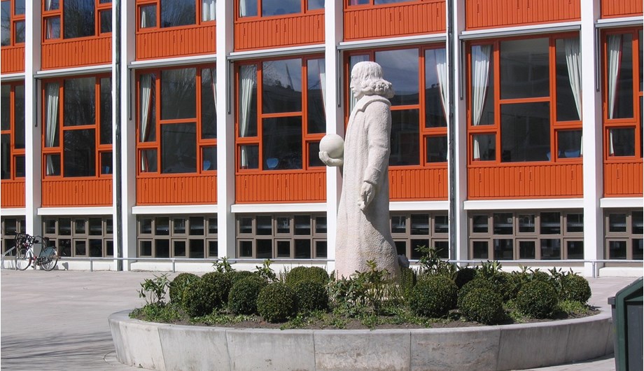 Spinoza waakt over de school, de medewerkers en de leerlingen