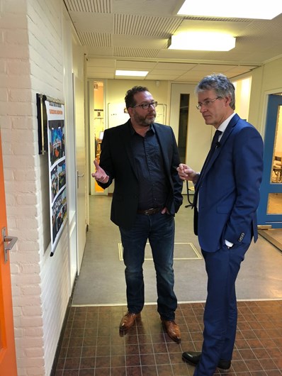 De minister van onderwijs krijgt uitleg over het Lokaal van de Toekomst in de Beatrixschool.  