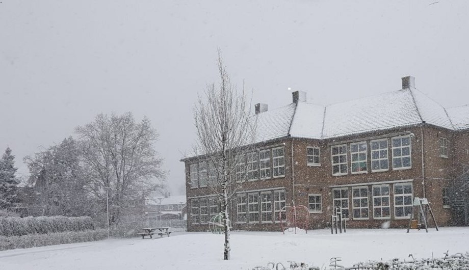 Veel sneeuwpret om de school