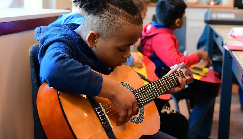 Onder leiding van onze vakdocent Muziek krijgen de leerlingen algemene muzikale vorming en leren ze instrumenten bespelen.