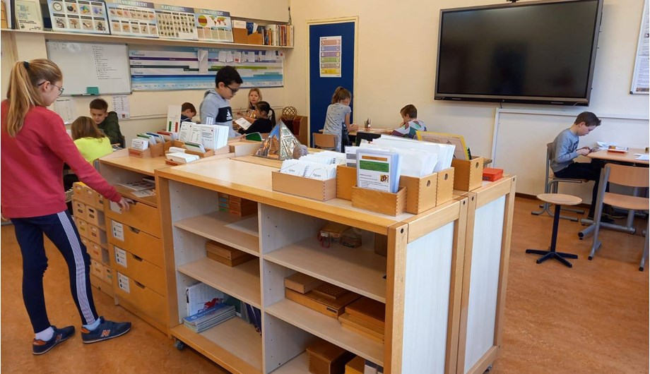 De montessorimaterialen vormen de basis en kern in de voorbereide (leer)omgeving op onze school.