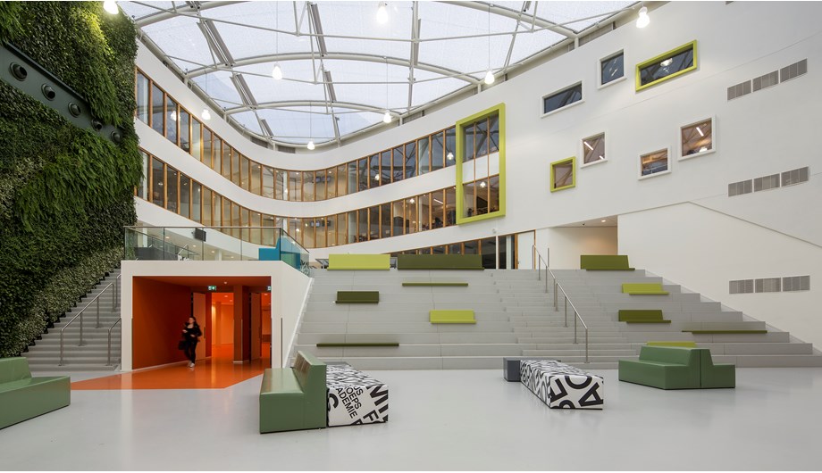 Focus Beroepsacademie heeft een modern en licht gebouw met een open uitstraling. 