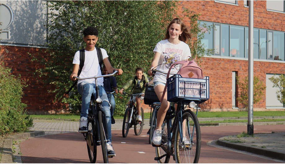 Onze leerlingen komen overal vandaan. De school is per fiets en met het openbaar vervoer goed bereikbaar.