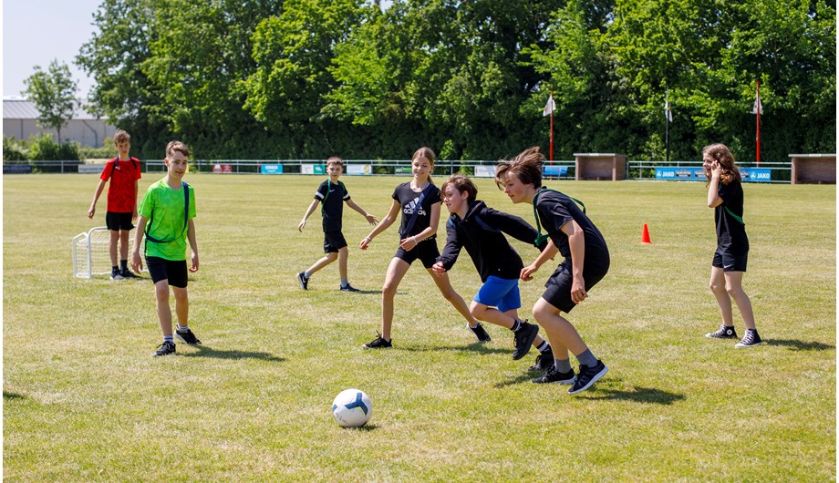 Buiten voetballen tijdens de les lichamelijke opvoeding