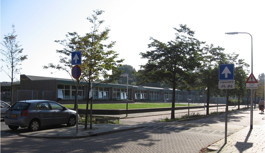 De school staat in een verkeersveilige omgeving.