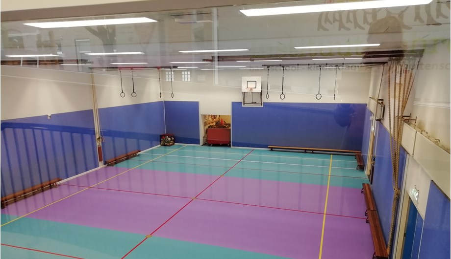 Basisschool Schreuder heeft een eigen gymzaal waar 2x per week gymles wordt gegeven door een onze vakdocent.