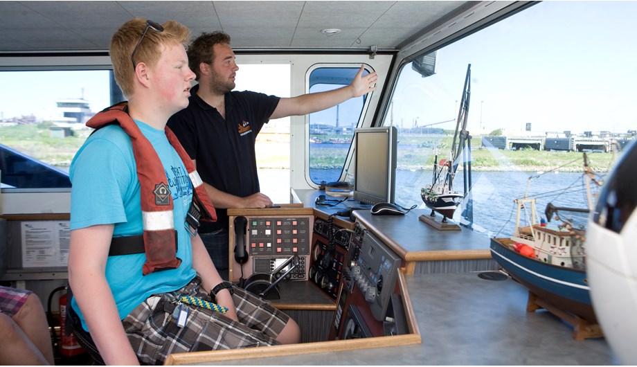 Op ons opleidingsschip de prinses Máxima leer je van een ervaren schipper docent varen en navigeren door bruggen en sluizen. 